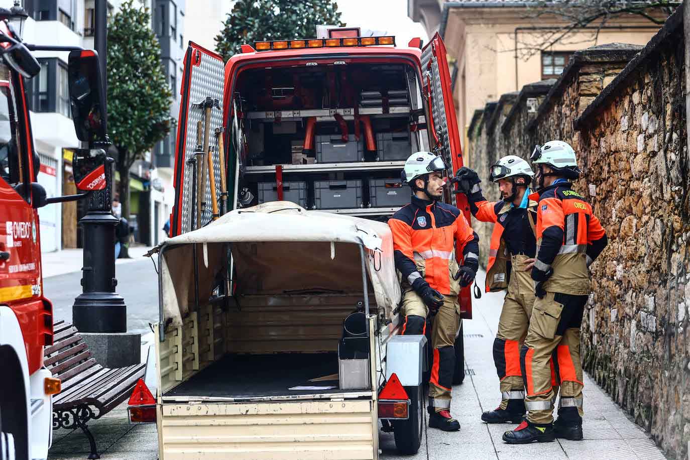 Fotos: Despliegue para socorrer a una alumna del instituto Alfonso II de Oviedo