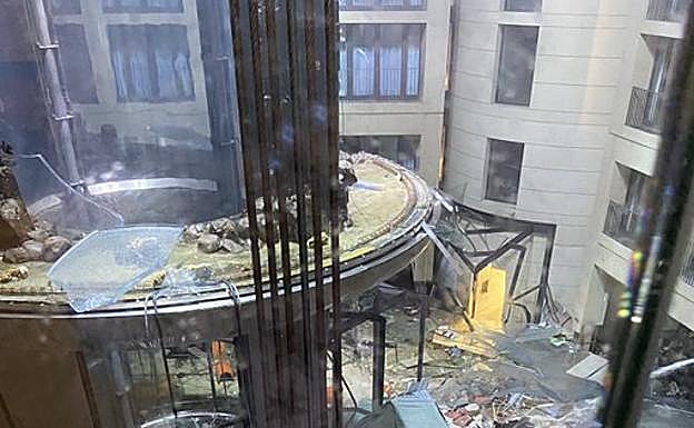 Estalla el mayor acuario vertical del mundo, con 1.500 peces, en el interior de un hotel en Berlín