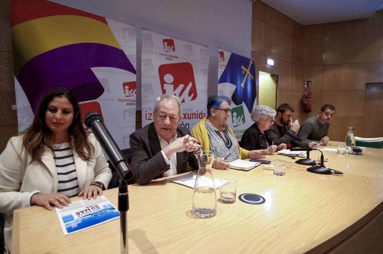 Ilham Errahhali, Aurelio Martín, Esther Crespo, Ana Castaño, Adrián Arias y Javier Suárez Llana, en la presidencia de la asamblea. 