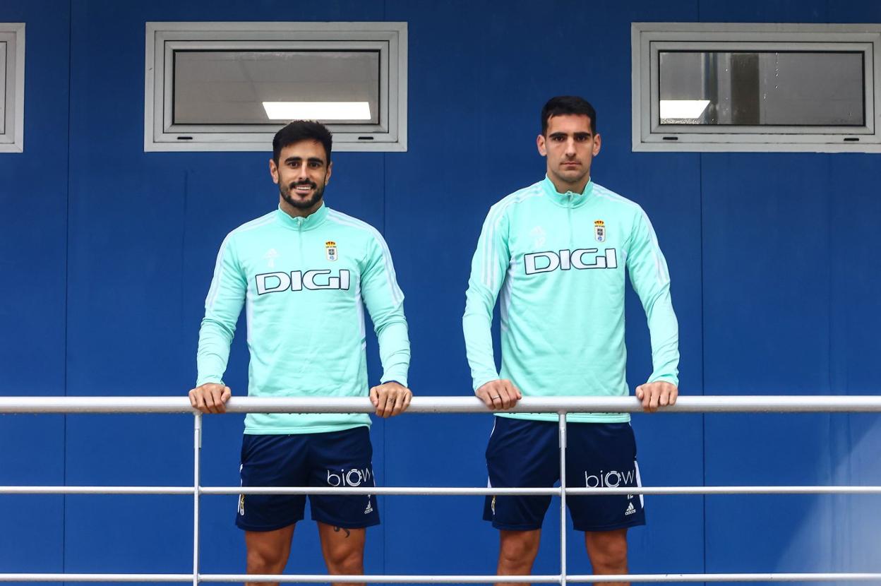 Los defensas David Costas y Dani Calvo posando en El Requexón en su segunda temporada como pareja de centrales. 