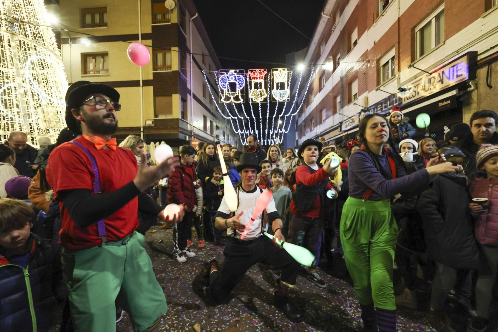 XLos malabaristas entretuvieron al público con un divertido espectáculo. 