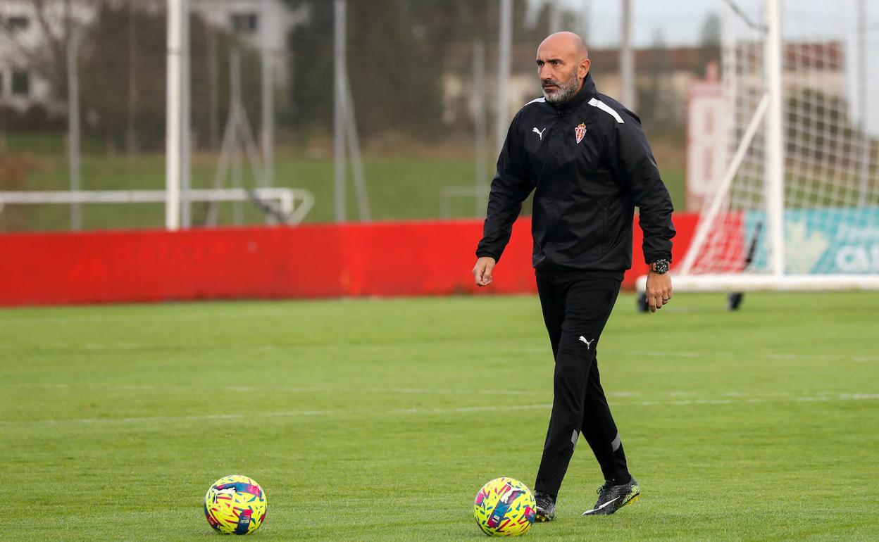 Abelardo durante uno de los entrenamientos del Sporting en Mareo