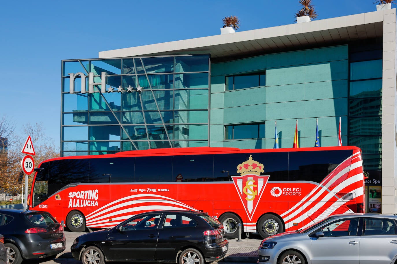 Fotos: El Sporting ya se encuentra concentrado para el derbi