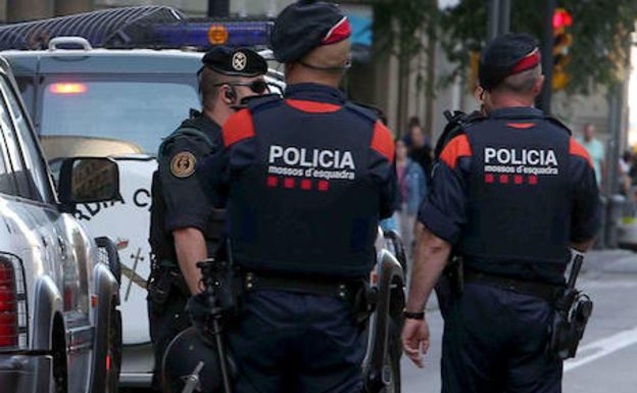 Cuatro mossos d'esquadra heridos tras perseguir a los autores de un simpa