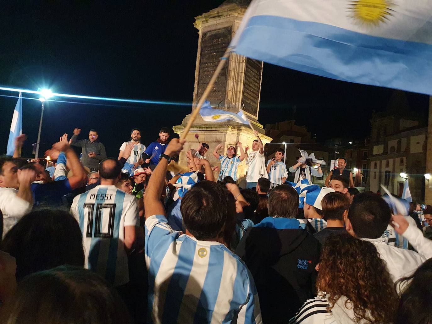 Fotos: La emoción albiceleste se siente en Asturias