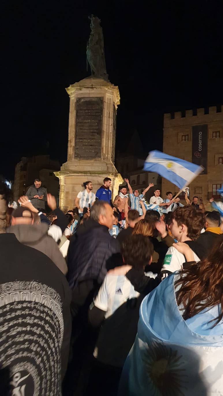 Fotos: La emoción albiceleste se siente en Asturias