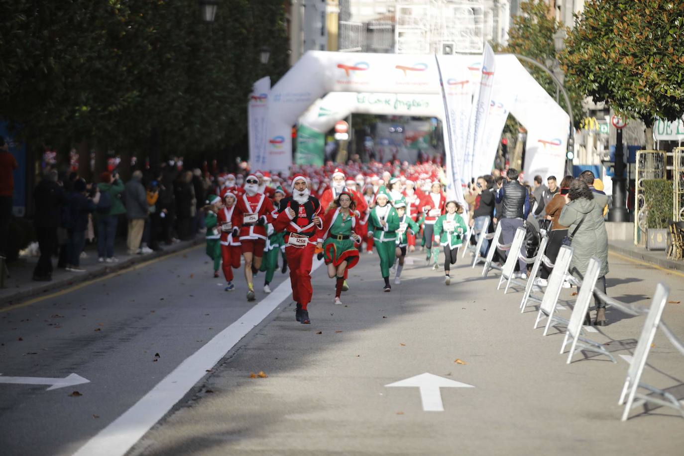 Fotos: Marea roja de Papás Noel por las calles de Oviedo