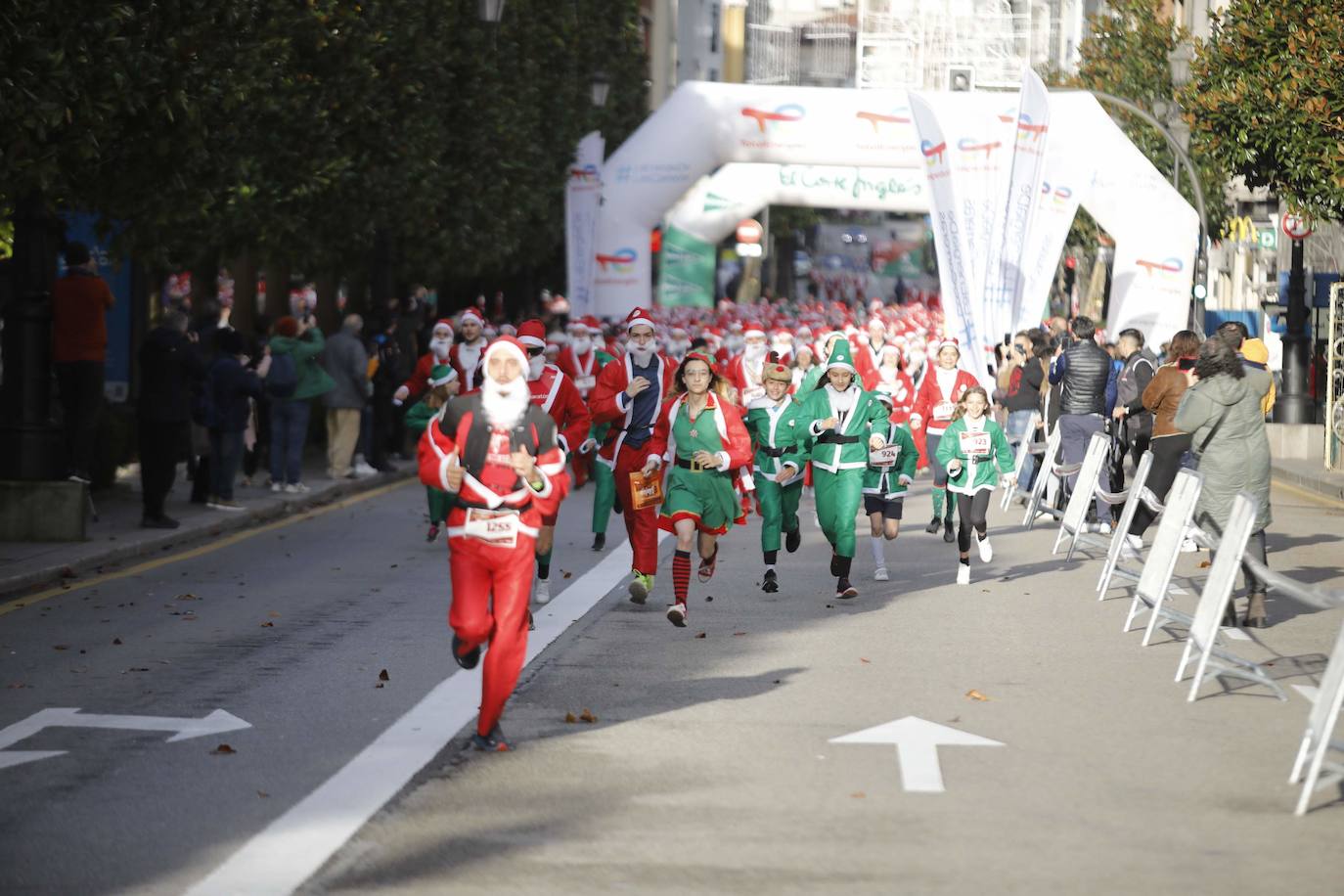 Fotos: Marea roja de Papás Noel por las calles de Oviedo