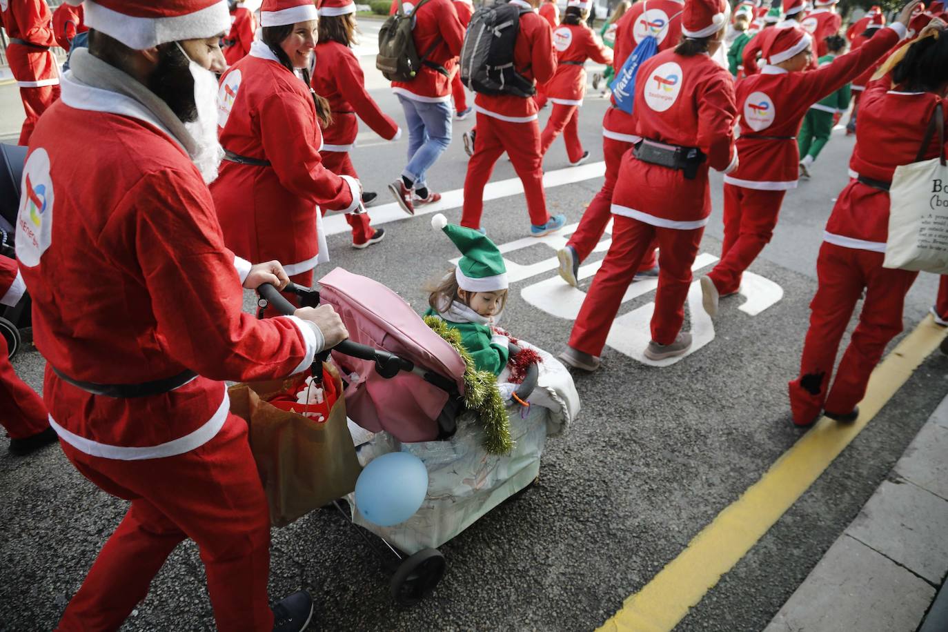 Fotos: Marea roja de Papás Noel por las calles de Oviedo