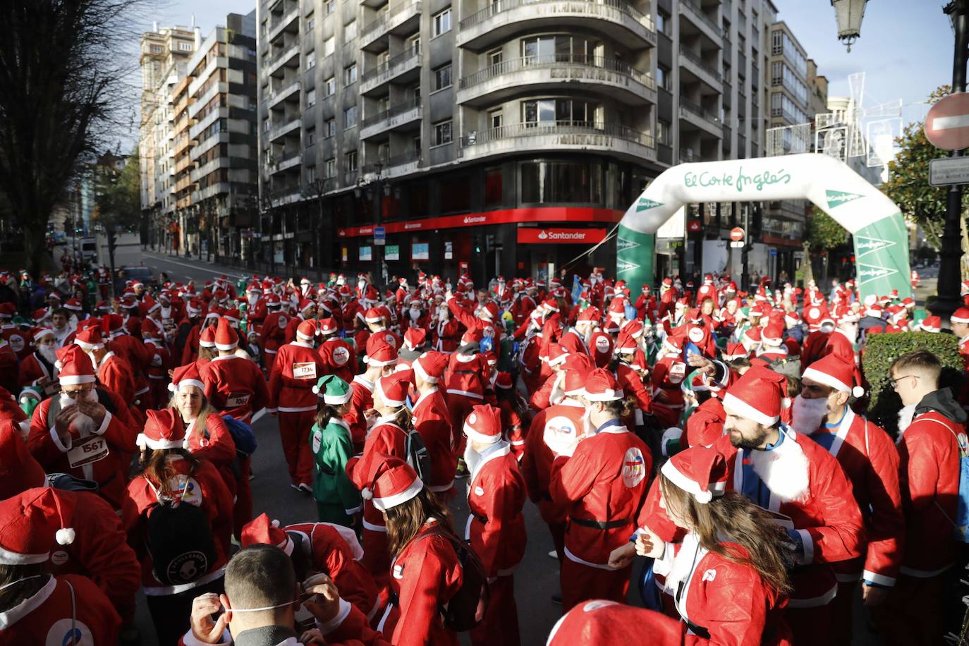 Fotos: Marea roja de Papás Noel por las calles de Oviedo