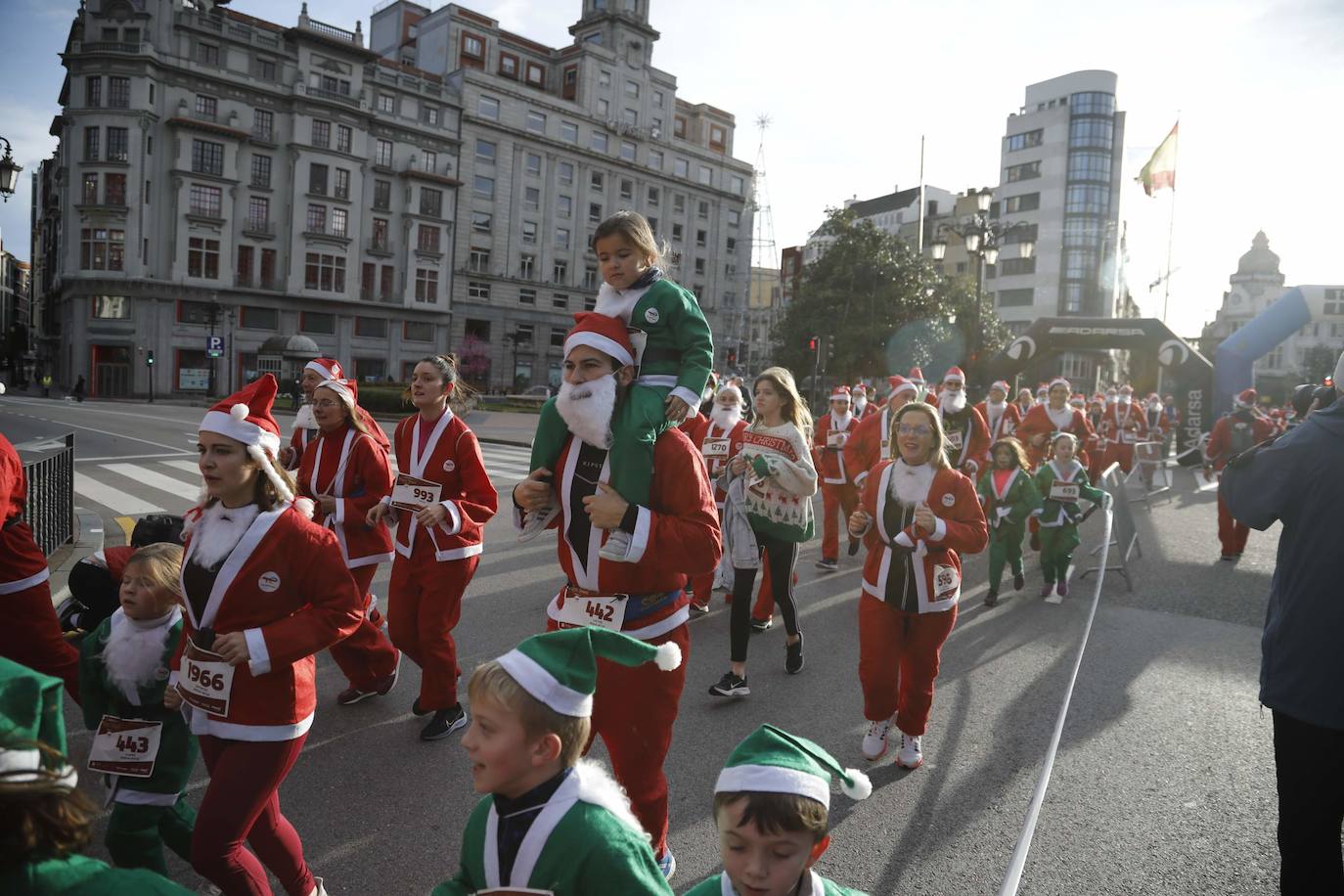 Fotos: Marea roja de Papás Noel por las calles de Oviedo