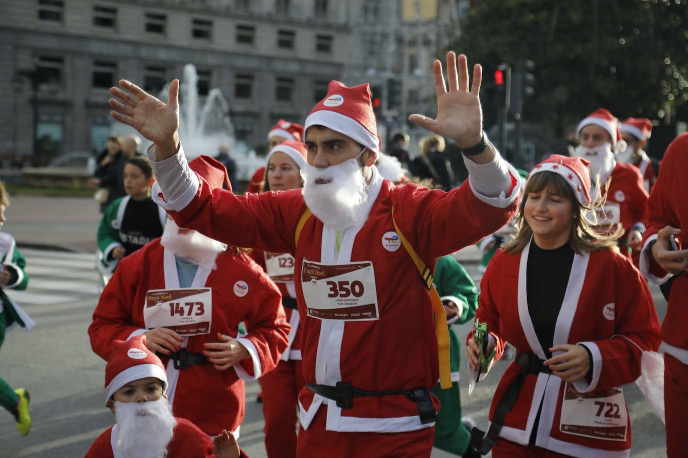 Fotos: Marea roja de Papás Noel por las calles de Oviedo