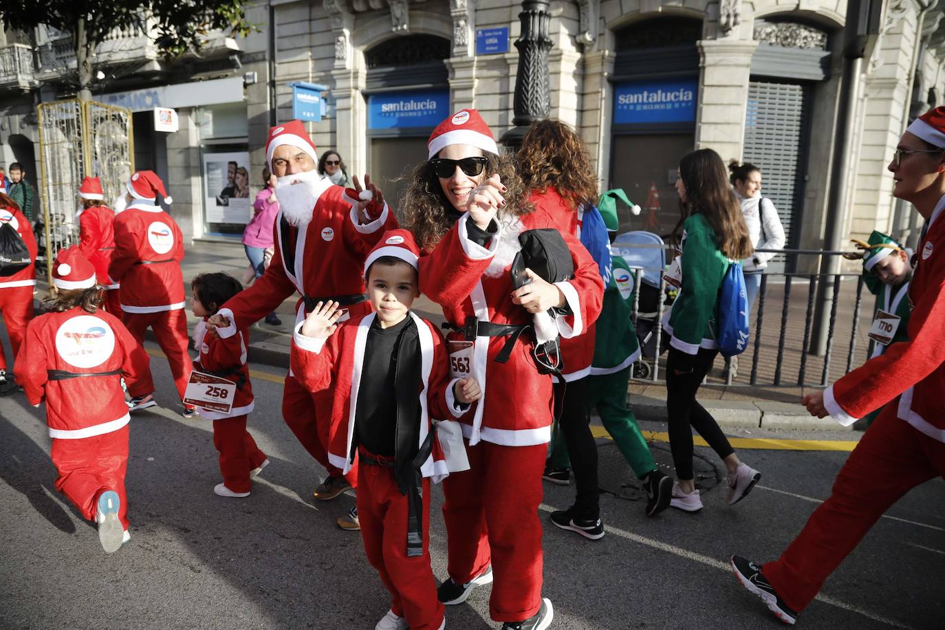 Fotos: Marea roja de Papás Noel por las calles de Oviedo