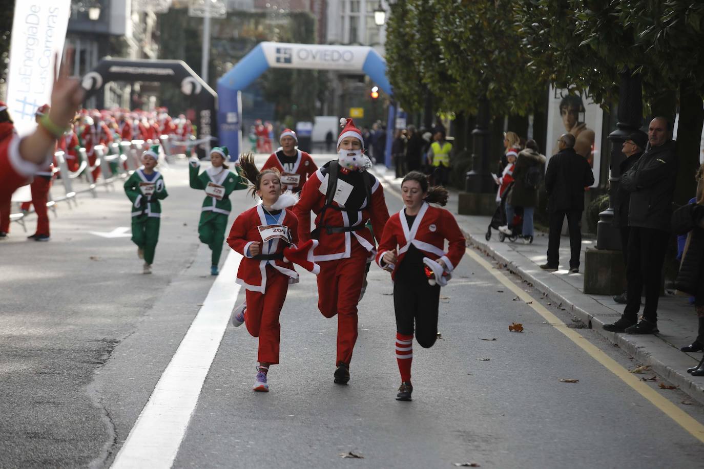 Fotos: Marea roja de Papás Noel por las calles de Oviedo