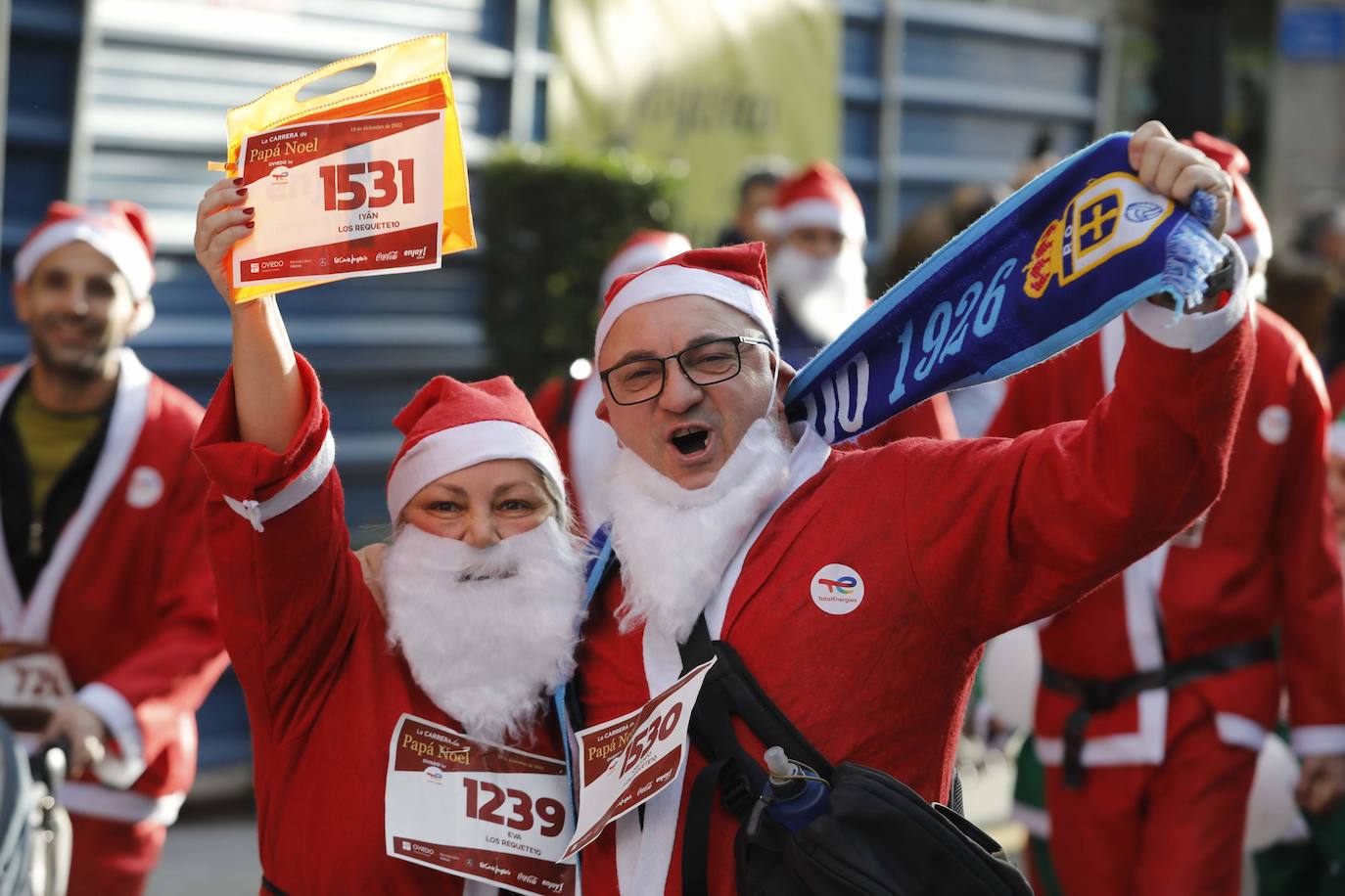 Fotos: Marea roja de Papás Noel por las calles de Oviedo