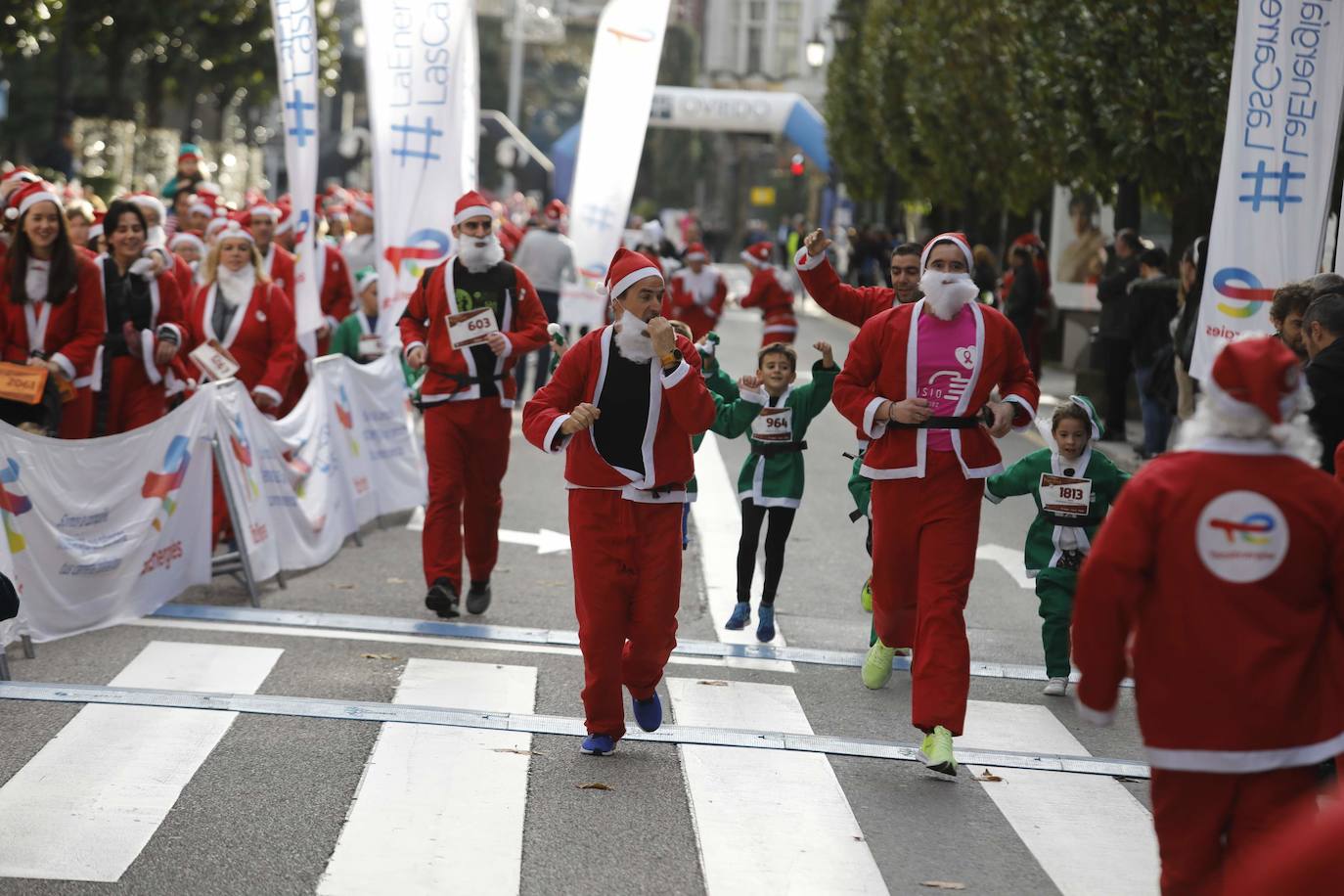 Fotos: Marea roja de Papás Noel por las calles de Oviedo