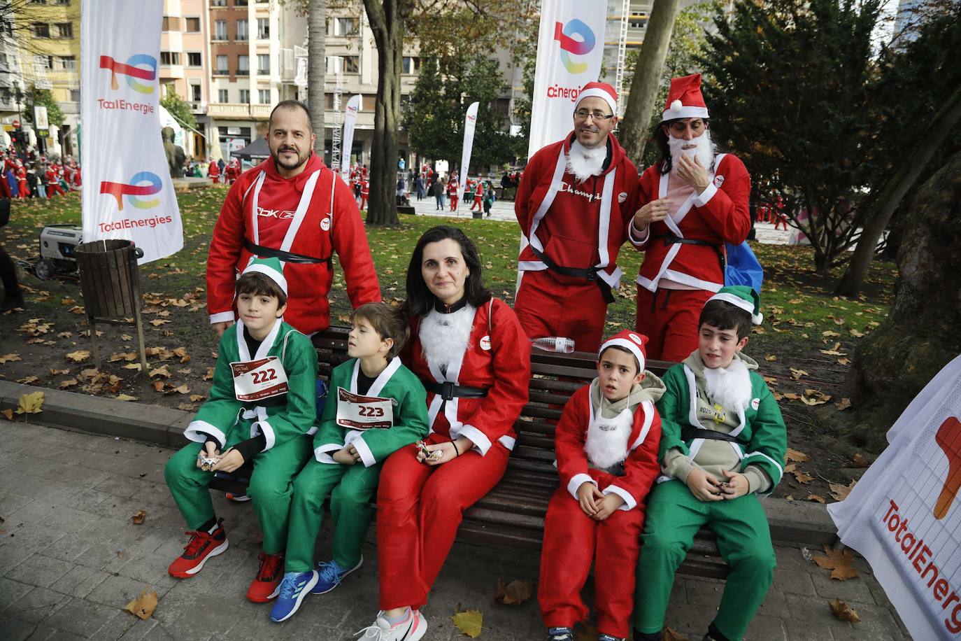 Fotos: Marea roja de Papás Noel por las calles de Oviedo