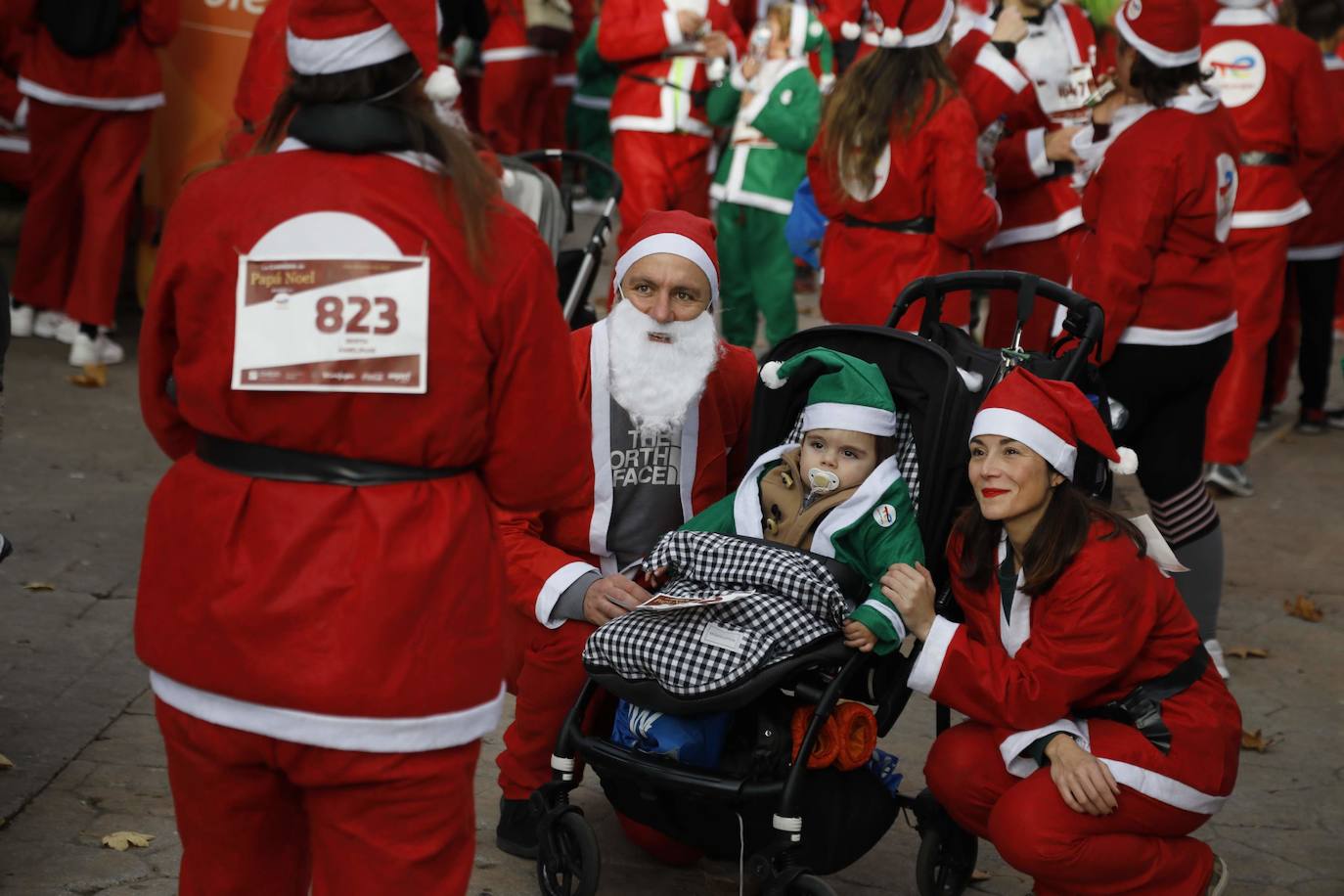 Fotos: Marea roja de Papás Noel por las calles de Oviedo