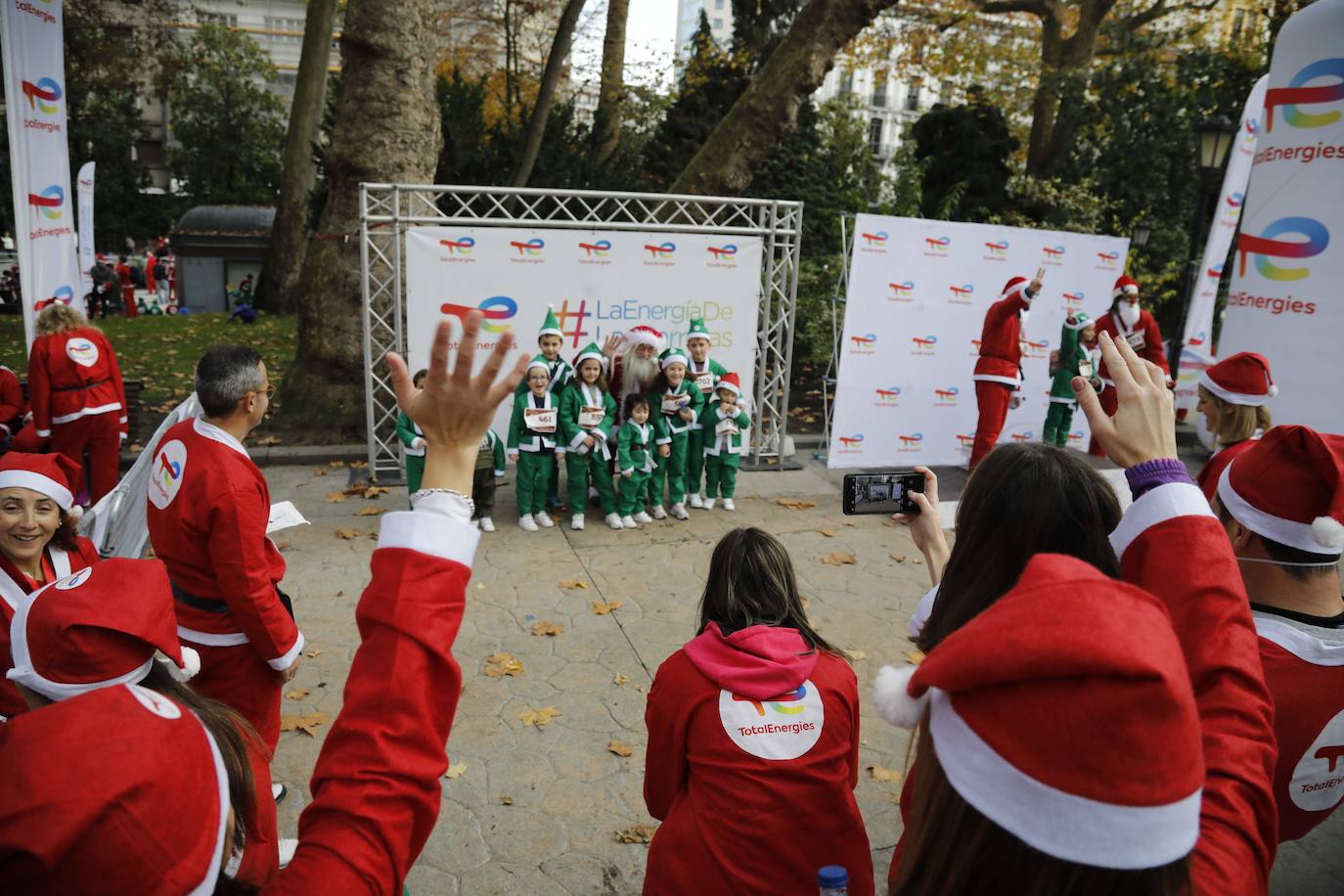 Fotos: Marea roja de Papás Noel por las calles de Oviedo