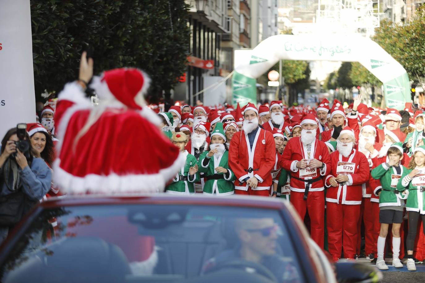 Fotos: Marea roja de Papás Noel por las calles de Oviedo