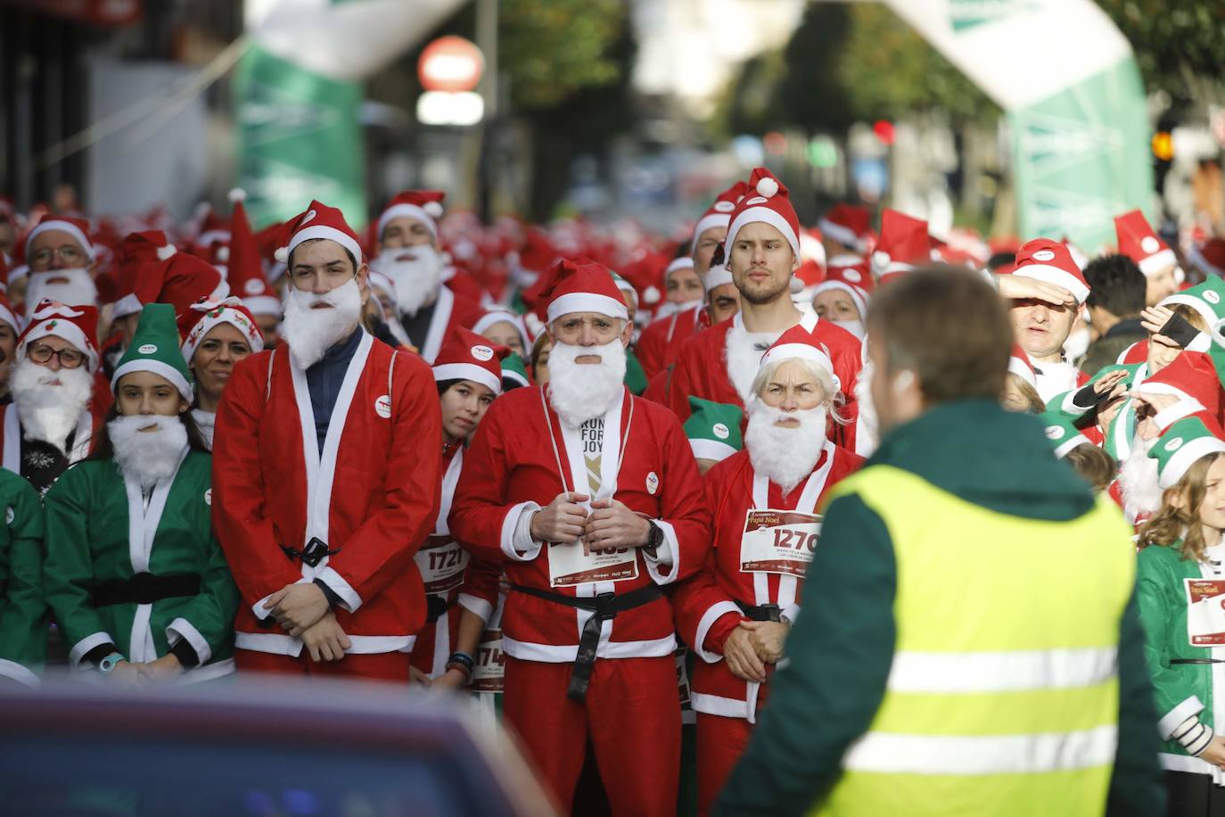 Fotos: Marea roja de Papás Noel por las calles de Oviedo