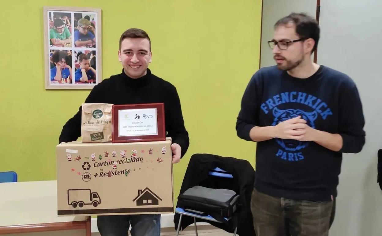 Iyán Guedes, el vencedor, con Alberto Vergara, presidente del Ciudad Naranco. 