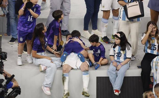 Imagen principal - La celebración de la familia Messi tras proclamarse Argentina ganadora del Mundial de Qatar 2022.