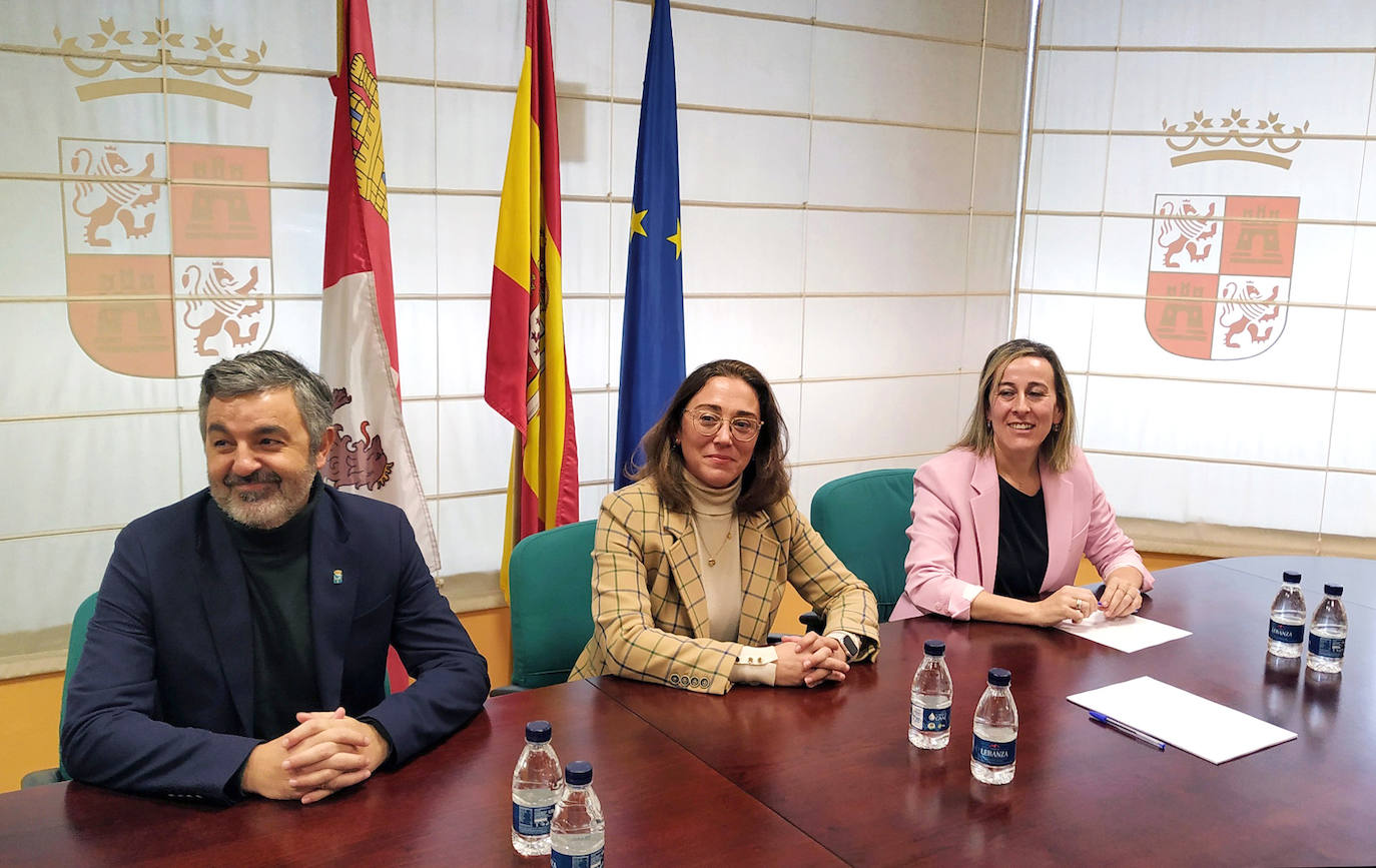 El consejero de Medio Rural y Cohesión Territorial de Asturias, Alejandro Calvo; la consejera de Infraestructuras y Movilidad de Galicia, Ethel Vázquez; y la consejera de Movilidad y Transformación Digital de Castilla y León, María González Corral. 
