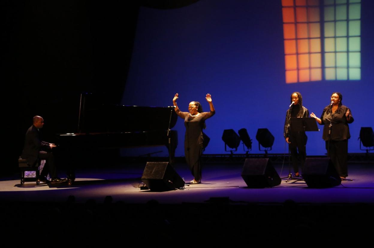 Bridget Bazile estuvo acompañada por un pianista y dos magníficas coristas. 