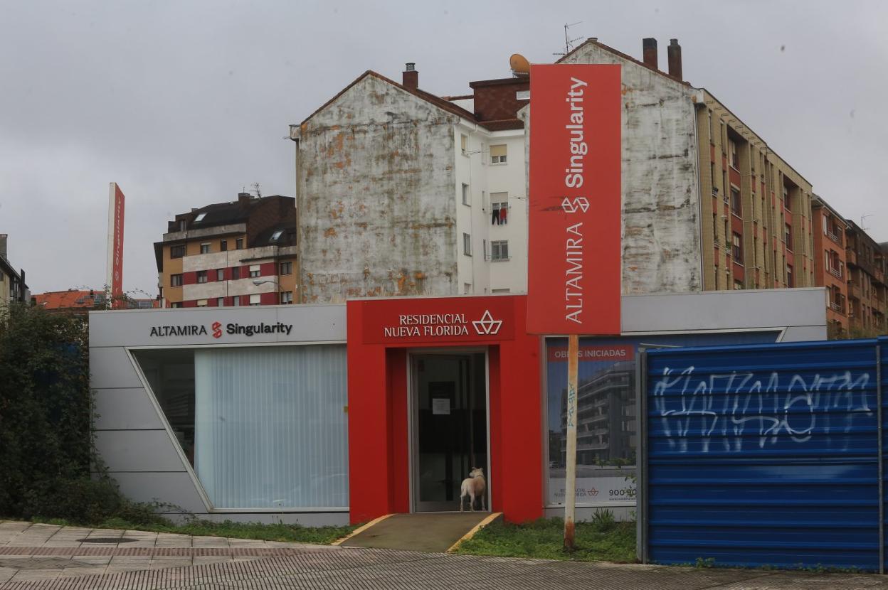 Una oficina de obra nueva anuncia la promoción de un proyecto residencial en La Florida. 
