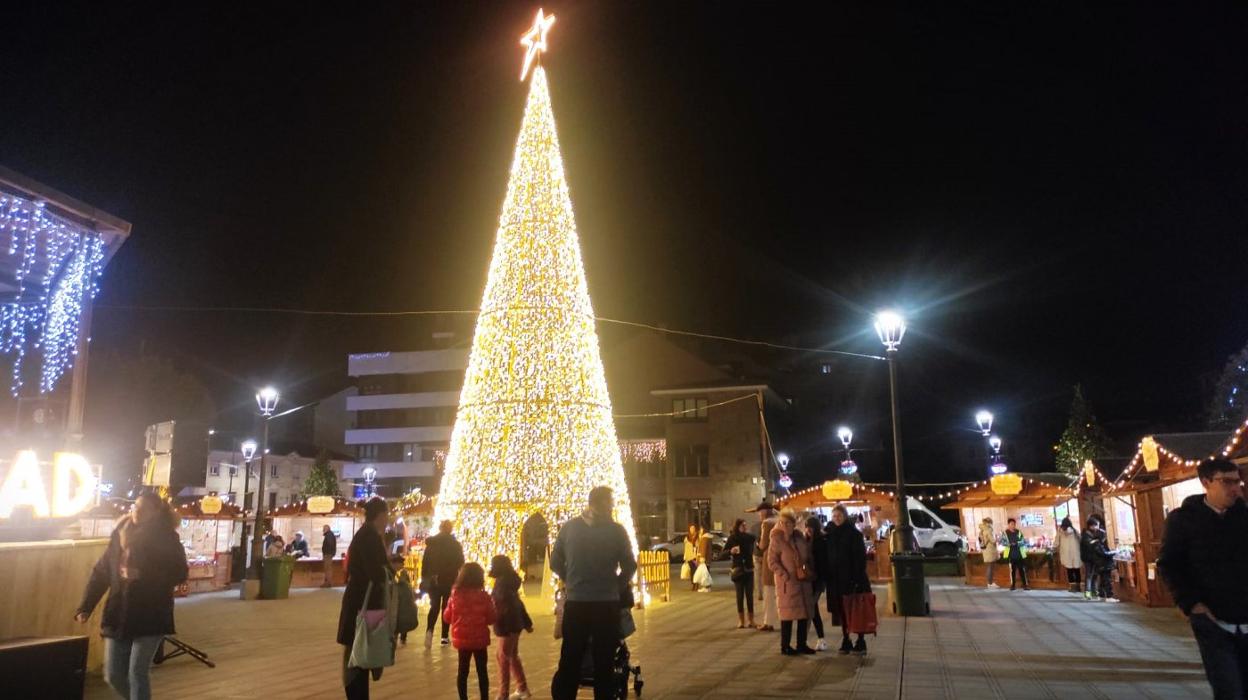 El mercado navideño de Llanera, iluminado. 