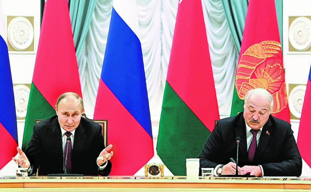 Putin y Lukashenko se sentaron juntos en la mesa en lugar de uno frente al otro, como es habitual en las reuniones de Estado bilaterales. 