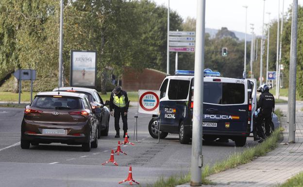 Control de la Policía Nacional en la zona rural para identificar a asaltantes de chalés. / J. SIMAL