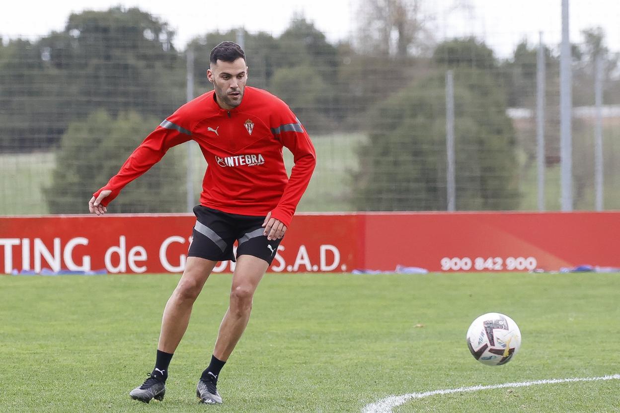 Bruno en un entrenamiento del Sporting en Mareo. 