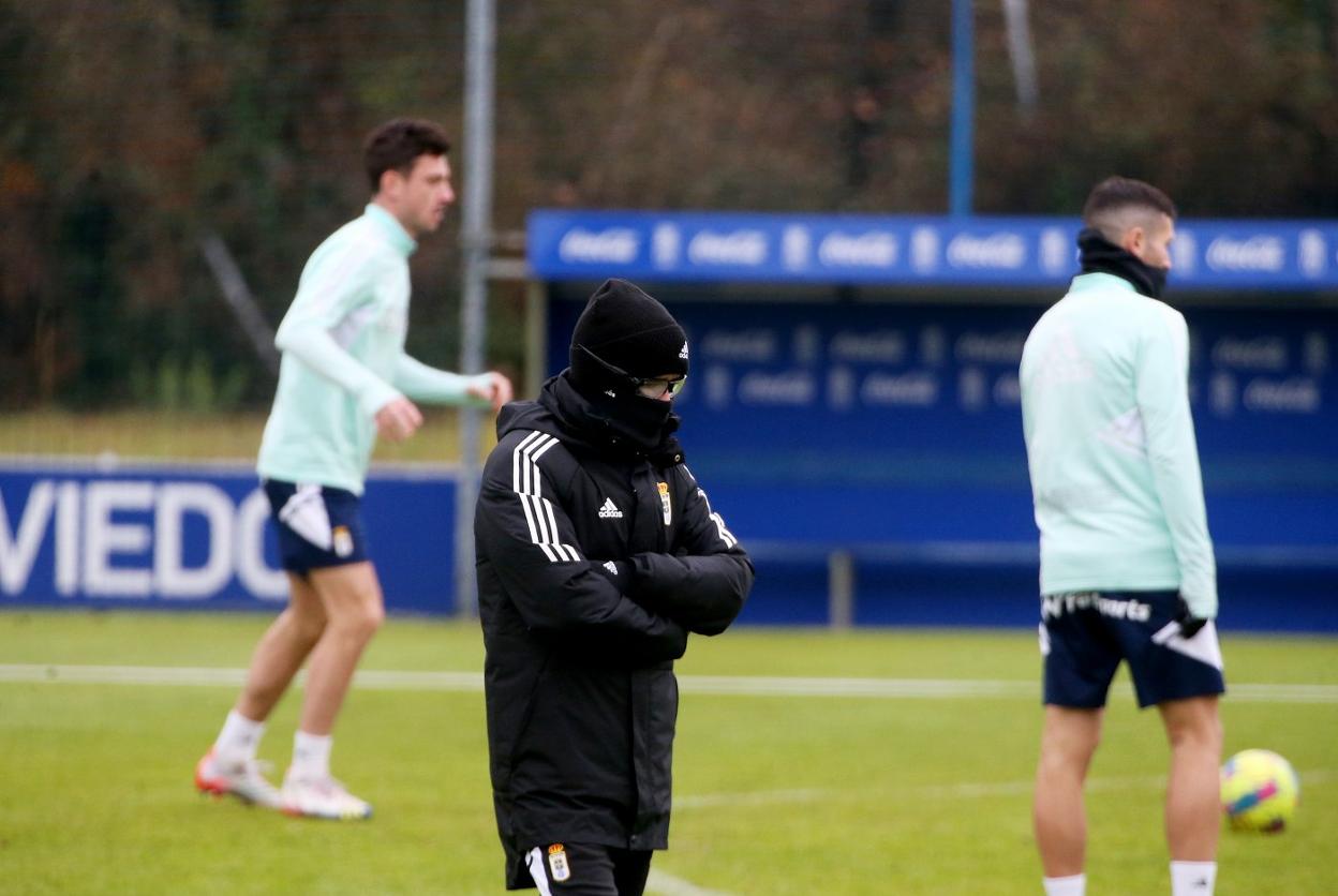 El entrenador Álvaro Cervera, pensativo, durante una sesión en El Requexón. 