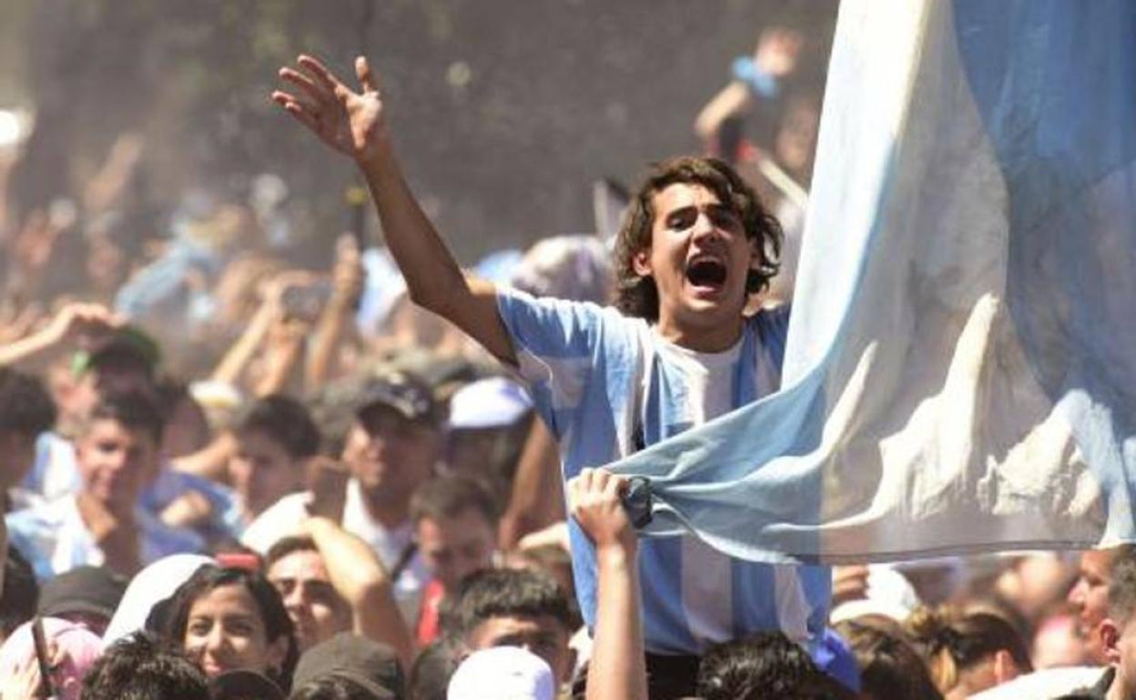 Aficionados argentinos, celebrando la victoria de la albiceleste en el Mundial de Qatar