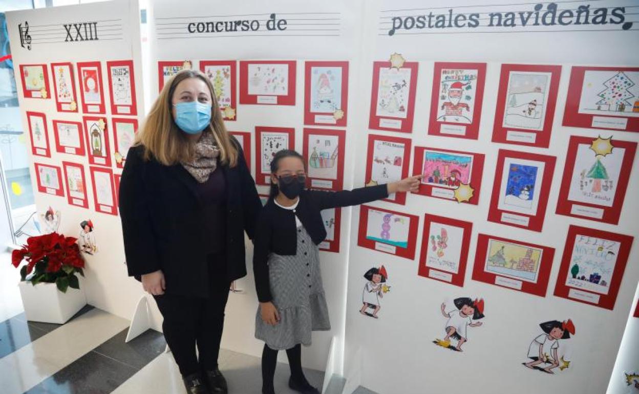 La consejera de Educación, Lydia Espina, junto a Judit Carvalho, de siete años, ganadora de la XXIII concurso de postales navideñas de las aulas hospitalarias. 