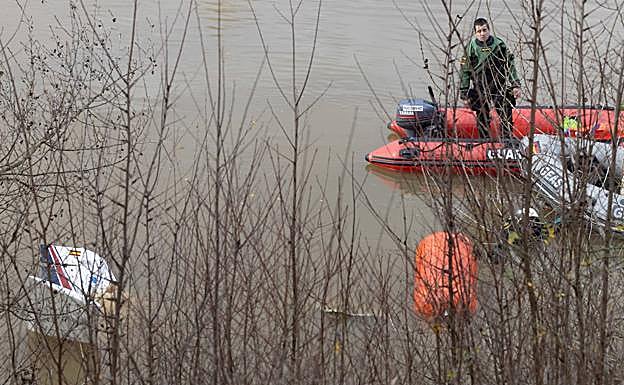 La cola del avión, en la esquina inferior izquierda de la imagen, asoma a pocos metros de las lanchas de rescate.