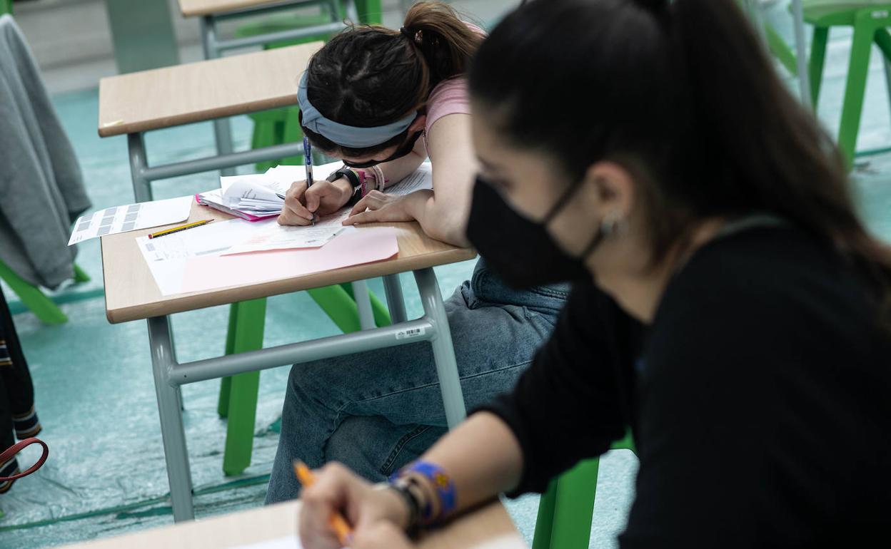 Dos jóvenes durante la prueba de la EBAU en Asturias.