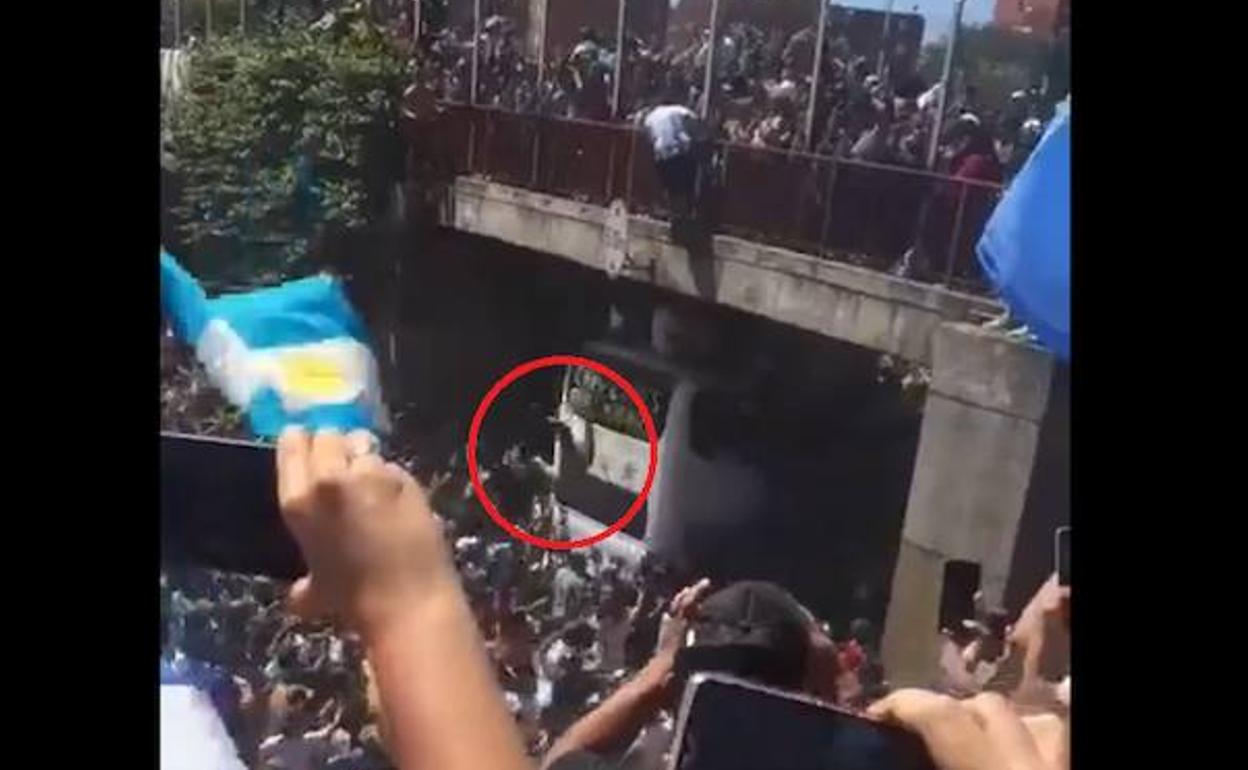 Un hombre se precipita desde un puente para colarse en el autobús de la selección de Argentina. 