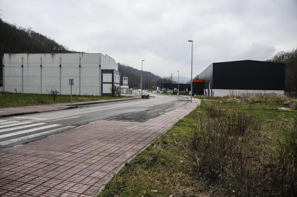 Polígono industrial de La Moral, en Tuilla, donde se construirá la planta compostadora. 