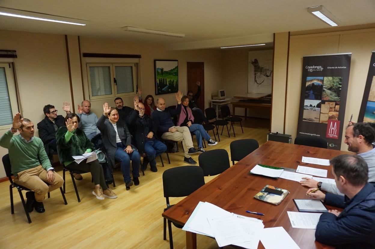 Votación durante el Pleno de la Mancomunidad del Oriente. 