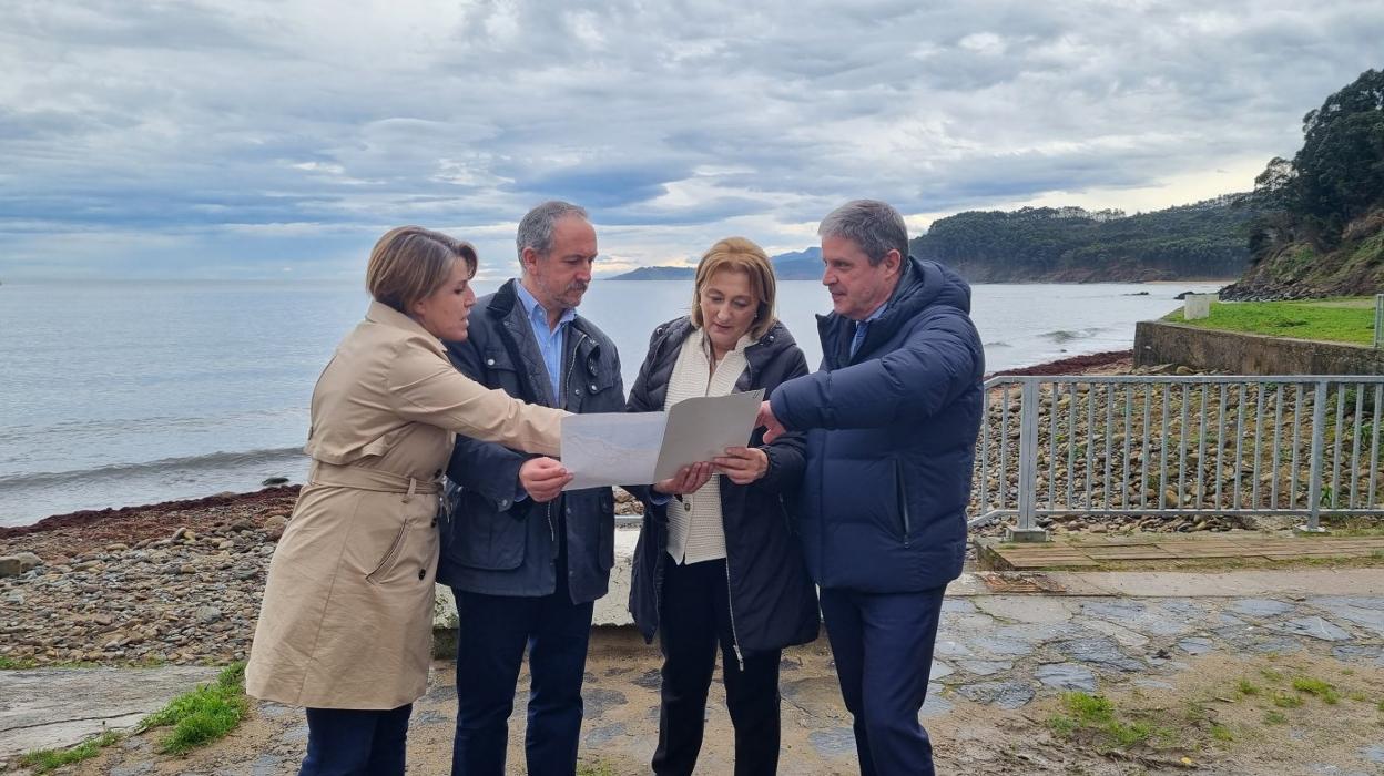 Sandra Cuesta, Fernando de la Torre, Delia Losa y Enrique Rodríguez Nuño, en la playa del Astilleru. 