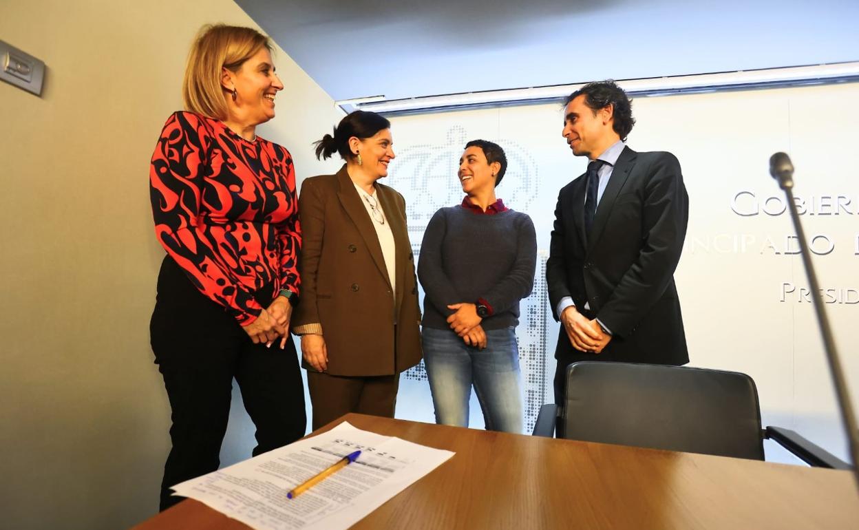 Yolanda Mínguez, Concepción Saavedra, Tania Cedeño y Javier Fernández presentan la nueva aplicación del Sespa. 