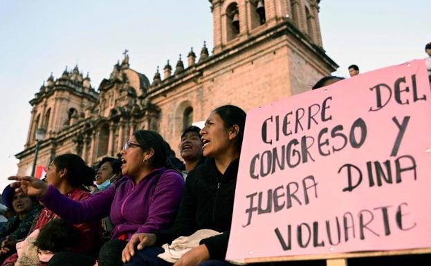 Imagen principal - Simpatizantes de Pedro Castillo piden el cierre del Congreso durante una protesta en la Plaza de Armas de Cusco. El ministro de Exteriores mexicano, Marcelo Ebrard, comparece junto al presidente, Andrés Manuel López Obrador (al fondo). Un manifestante quema un ataúd con el nombre de la actual presidenta, Dina Boluarte.