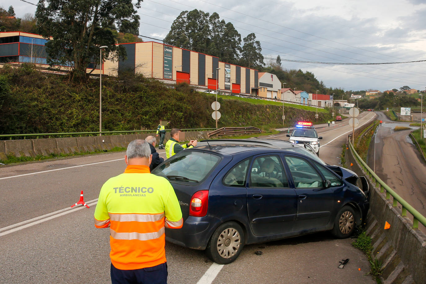 Fotos: Dos heridos en un accidente múltiple en Aboño, Gijón