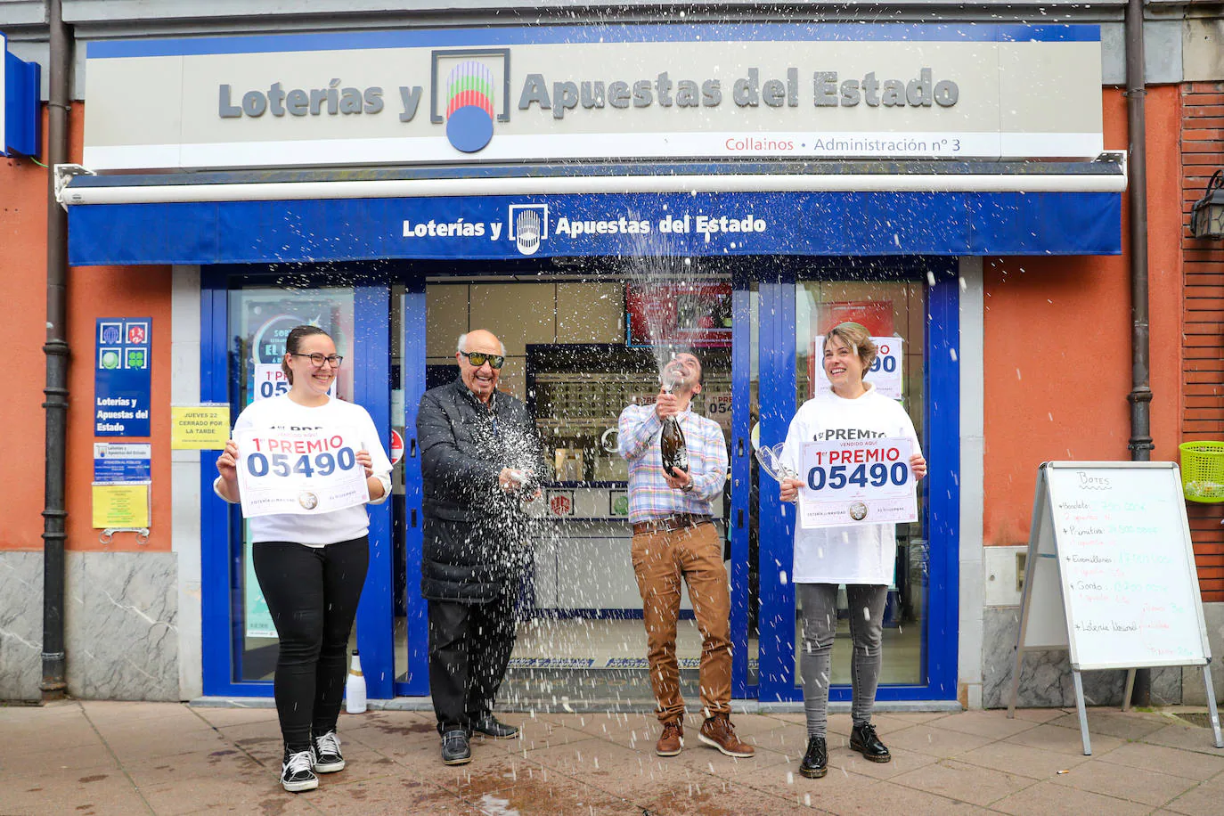 Registrarse vagón La base de datos Fotos: Máxima alegría en Moreda al repartir El Gordo de la Lotería de  Navidad | El Comercio: Diario de Asturias