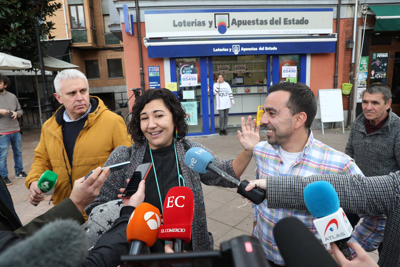 Fotos: Máxima alegría en Moreda al repartir El Gordo de la Lotería de Navidad