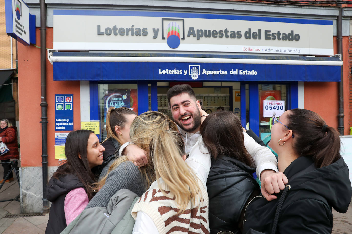 Fotos: Máxima alegría en Moreda al repartir El Gordo de la Lotería de Navidad