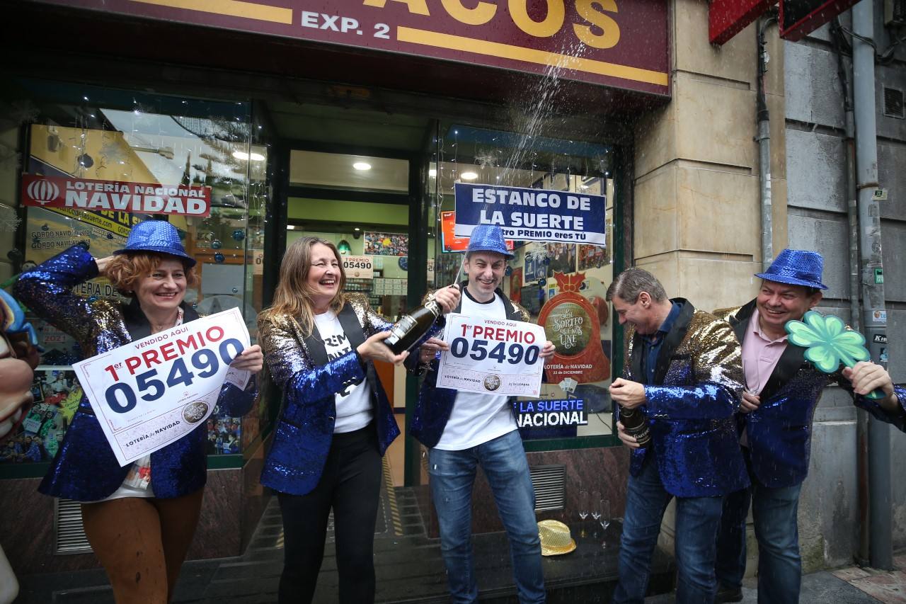 Fotos: Asturias celebra su suerte en la Lotería de Navidad